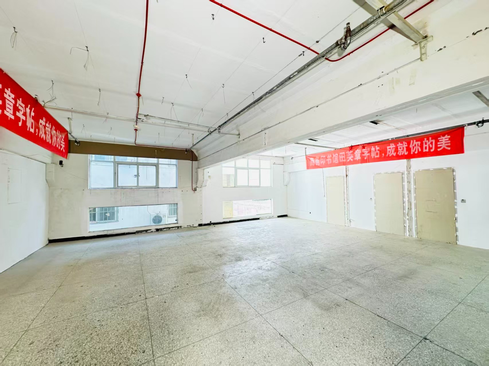 明德街重点吸引人工智能应用、数字经济、电商直播、智能制造服务、软件开发、科技创新企业及创业团队入驻